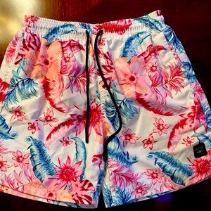 Nike Men’s Floral Shorts 
Size: Large